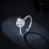 "Amora Round" solitaire ring