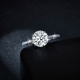 "Amora Round" solitaire ring